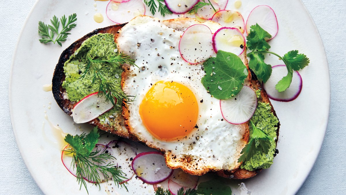 https://www.gygiblog.com/wp-content/uploads/2018/03/fried-egg-on-toast-with-salted-herb-butter-and-radishes.jpg